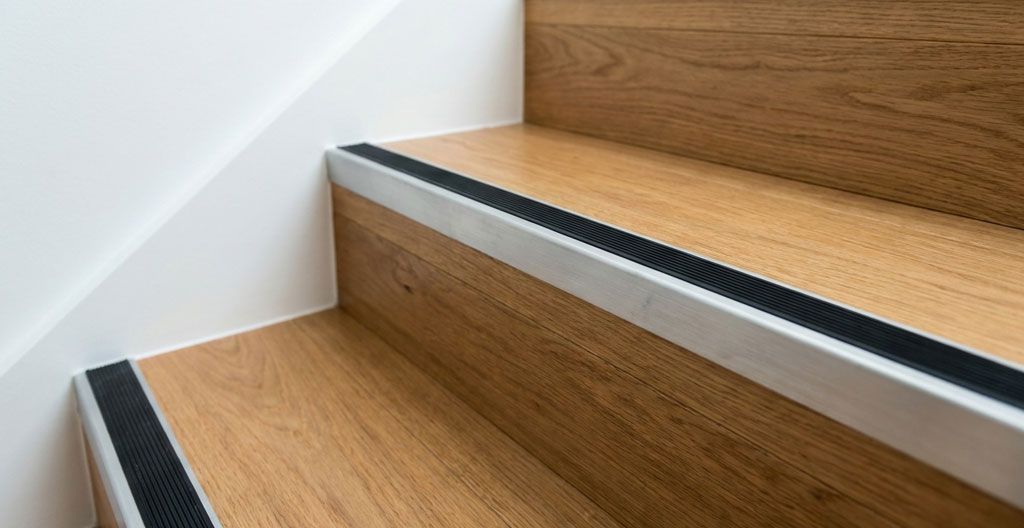 Détail de nez de marche antidérapant sur un escalier extérieur résidentiel conforme aux normes CSA